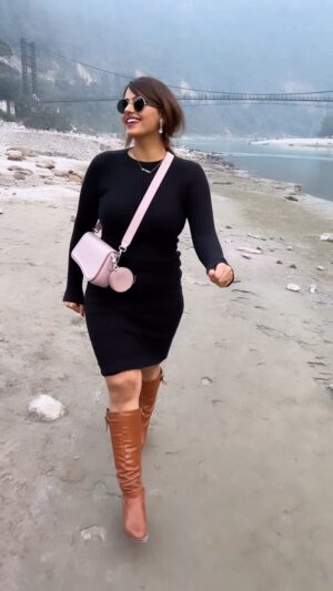 Neha Wadhawan Instagram - Rejection is just redirection😎
.
.
.
.
#riverside #blackdress #boots