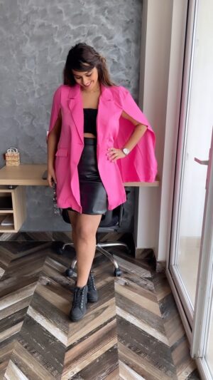 Neha Wadhawan Instagram - Smile a little more, regret a little less😄
.
.

#leatherskirt #pinkcoat #blackboots
