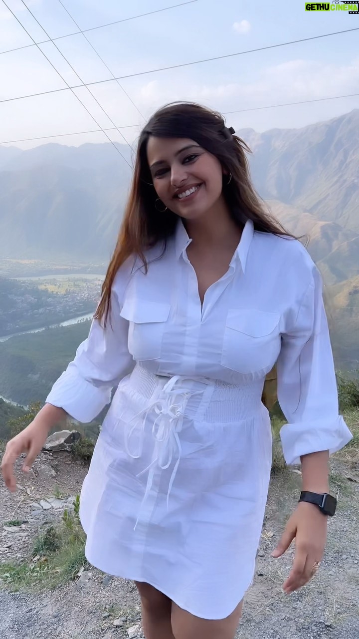 Neha Wadhawan - 1.4K Likes - It’s always further than it looks😄
White Shirt dress link in the bio.
.
.
.
#shirtdress #white #mountain #happiness