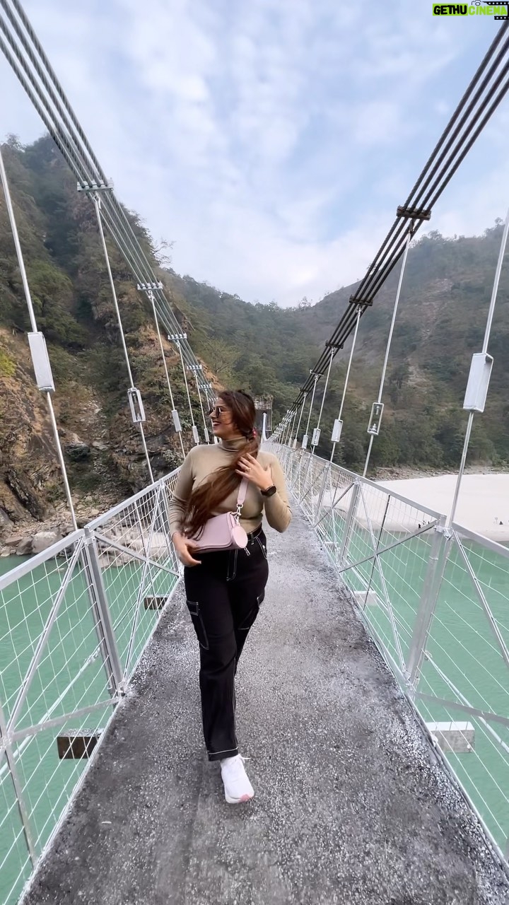 Neha Wadhawan - 3.9K Likes - Me toh 💭💭
.
.
.
.
#happynewyear2023 #bridge #naturelover #river