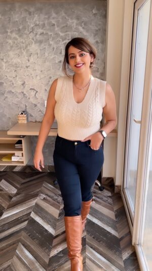 Neha Wadhawan Instagram - My head goes🎶
.
.
.
.
.
#sweater #winterfashion #fashionwalk