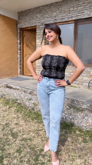 Neha Wadhawan Instagram - Live for today, plan for tomorrow.
.
.
.
#black #jeans #binsarwildlifesanctuary