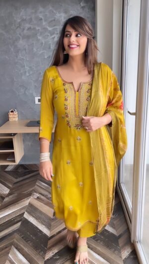 Neha Wadhawan Instagram - I see it. I like it. I want it. I got it 😆
.
.
.
.
.
#weddingseason #indianwedding #greenoutfit