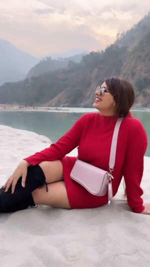 Neha Wadhawan Instagram - Ye 🌙 sa Roshan Chera❤️
.
.
.
.
#riverside #whitesandbeach #winterwear