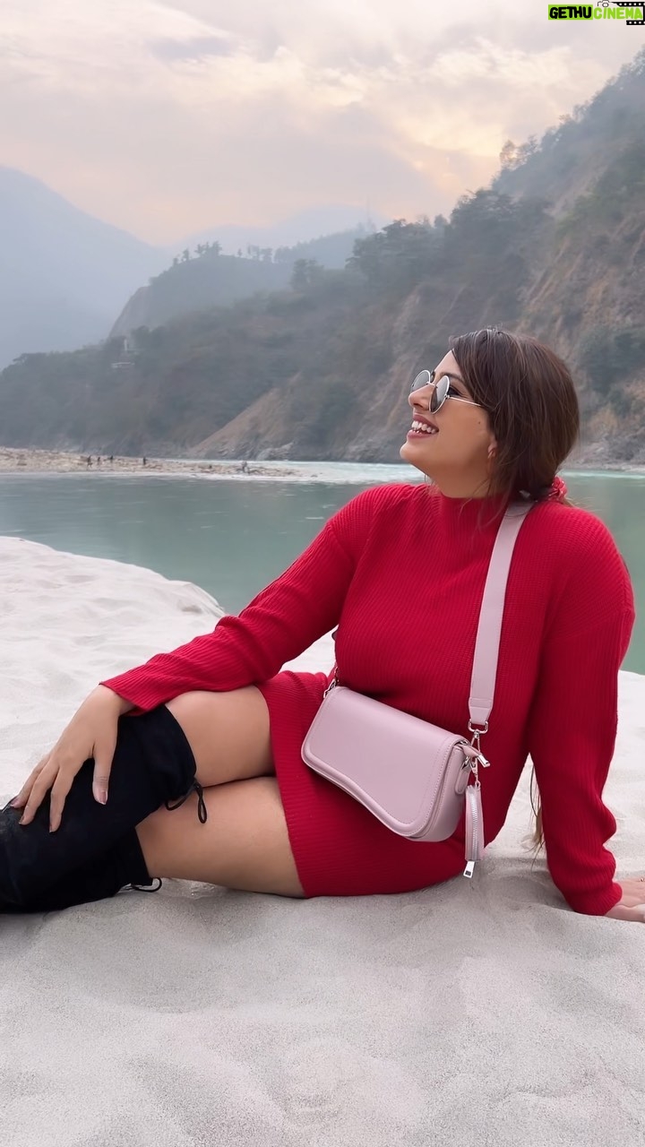 Neha Wadhawan - 5.8K Likes - Ye 🌙 sa Roshan Chera❤️
.
.
.
.
#riverside #whitesandbeach #winterwear