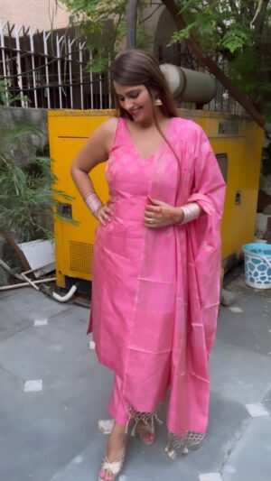 Neha Wadhawan Instagram - Things take time 🌸
.
.
.
.
.
.
.
#indianwear #indiansuit #traditionalwear
