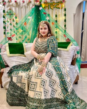 Nehalaxmi Iyer Instagram - Celebrating Navratri Day 5 in the color of growth, love & new beginnings – Green! 🌿 These moments are even more special as they’re from my Mehendi celebrations, where tradition met devotion in the most beautiful way.

These pictures are extra close to my heart because they’re from my Mehendi celebrations 🌿💍 — and how perfect that today’s Navratri color is Green! On this auspicious day, we worship Maa Skandmata, the divine mother of Lord Kartikeya, who radiates unconditional love, compassion, and blessings for prosperity. 🌸

🌺 About Maa Skandmata
She sits gracefully on a lotus, symbolizing peace, purity, and wisdom. Devotees believe that worshipping her on Day 5 of Navratri brings harmony, wealth, and spiritual growth.

💚 Why Green Today?
Green is the color of new beginnings, fertility, nature, and growth. It reflects balance, freshness, and abundance — perfect for channeling positivity and divine energy into our lives. For me, wearing Green today brings back the joy of my Mehendi, a celebration of love, blessings, and the start of new chapters.

✨ Navratri is all about devotion, tradition, and style — and I’m loving sharing my Navratri Color Series with all of you.

#Navratri2025 #NavratriDay5 #GreenForNavratri #MaaSkandmata #NavratriCelebration #FestiveLooks #MehendiCelebration #IndianBrideVibes #NavratriOOTD #NavratriSeries #NavratriColors #ShubhNavratri #DurgaMaa #FestiveStyle #NavratriSpecial #IndianFestiveWear #FestiveVibes #OOTDIndia #mehendi #indian #ishqbaaz #mansisrivastava #shrenuparikhofficial #ruha