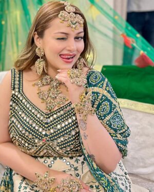 Nehalaxmi Iyer Instagram - Celebrating Navratri Day 5 in the color of growth, love & new beginnings – Green! 🌿 These moments are even more special as they’re from my Mehendi celebrations, where tradition met devotion in the most beautiful way.

These pictures are extra close to my heart because they’re from my Mehendi celebrations 🌿💍 — and how perfect that today’s Navratri color is Green! On this auspicious day, we worship Maa Skandmata, the divine mother of Lord Kartikeya, who radiates unconditional love, compassion, and blessings for prosperity. 🌸

🌺 About Maa Skandmata
She sits gracefully on a lotus, symbolizing peace, purity, and wisdom. Devotees believe that worshipping her on Day 5 of Navratri brings harmony, wealth, and spiritual growth.

💚 Why Green Today?
Green is the color of new beginnings, fertility, nature, and growth. It reflects balance, freshness, and abundance — perfect for channeling positivity and divine energy into our lives. For me, wearing Green today brings back the joy of my Mehendi, a celebration of love, blessings, and the start of new chapters.

✨ Navratri is all about devotion, tradition, and style — and I’m loving sharing my Navratri Color Series with all of you.

#Navratri2025 #NavratriDay5 #GreenForNavratri #MaaSkandmata #NavratriCelebration #FestiveLooks #MehendiCelebration #IndianBrideVibes #NavratriOOTD #NavratriSeries #NavratriColors #ShubhNavratri #DurgaMaa #FestiveStyle #NavratriSpecial #IndianFestiveWear #FestiveVibes #OOTDIndia #mehendi #indian #ishqbaaz #mansisrivastava #shrenuparikhofficial #ruha