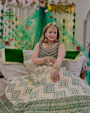 Nehalaxmi Iyer Instagram - Celebrating Navratri Day 5 in the color of growth, love & new beginnings – Green! 🌿 These moments are even more special as they’re from my Mehendi celebrations, where tradition met devotion in the most beautiful way.

These pictures are extra close to my heart because they’re from my Mehendi celebrations 🌿💍 — and how perfect that today’s Navratri color is Green! On this auspicious day, we worship Maa Skandmata, the divine mother of Lord Kartikeya, who radiates unconditional love, compassion, and blessings for prosperity. 🌸

🌺 About Maa Skandmata
She sits gracefully on a lotus, symbolizing peace, purity, and wisdom. Devotees believe that worshipping her on Day 5 of Navratri brings harmony, wealth, and spiritual growth.

💚 Why Green Today?
Green is the color of new beginnings, fertility, nature, and growth. It reflects balance, freshness, and abundance — perfect for channeling positivity and divine energy into our lives. For me, wearing Green today brings back the joy of my Mehendi, a celebration of love, blessings, and the start of new chapters.

✨ Navratri is all about devotion, tradition, and style — and I’m loving sharing my Navratri Color Series with all of you.

#Navratri2025 #NavratriDay5 #GreenForNavratri #MaaSkandmata #NavratriCelebration #FestiveLooks #MehendiCelebration #IndianBrideVibes #NavratriOOTD #NavratriSeries #NavratriColors #ShubhNavratri #DurgaMaa #FestiveStyle #NavratriSpecial #IndianFestiveWear #FestiveVibes #OOTDIndia #mehendi #indian #ishqbaaz #mansisrivastava #shrenuparikhofficial #ruha