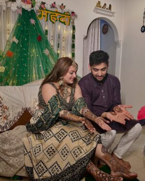 Nehalaxmi Iyer Instagram - Celebrating Navratri Day 5 in the color of growth, love & new beginnings – Green! 🌿 These moments are even more special as they’re from my Mehendi celebrations, where tradition met devotion in the most beautiful way.

These pictures are extra close to my heart because they’re from my Mehendi celebrations 🌿💍 — and how perfect that today’s Navratri color is Green! On this auspicious day, we worship Maa Skandmata, the divine mother of Lord Kartikeya, who radiates unconditional love, compassion, and blessings for prosperity. 🌸

🌺 About Maa Skandmata
She sits gracefully on a lotus, symbolizing peace, purity, and wisdom. Devotees believe that worshipping her on Day 5 of Navratri brings harmony, wealth, and spiritual growth.

💚 Why Green Today?
Green is the color of new beginnings, fertility, nature, and growth. It reflects balance, freshness, and abundance — perfect for channeling positivity and divine energy into our lives. For me, wearing Green today brings back the joy of my Mehendi, a celebration of love, blessings, and the start of new chapters.

✨ Navratri is all about devotion, tradition, and style — and I’m loving sharing my Navratri Color Series with all of you.

#Navratri2025 #NavratriDay5 #GreenForNavratri #MaaSkandmata #NavratriCelebration #FestiveLooks #MehendiCelebration #IndianBrideVibes #NavratriOOTD #NavratriSeries #NavratriColors #ShubhNavratri #DurgaMaa #FestiveStyle #NavratriSpecial #IndianFestiveWear #FestiveVibes #OOTDIndia #mehendi #indian #ishqbaaz #mansisrivastava #shrenuparikhofficial #ruha