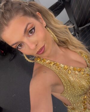 Nerea Rodríguez Instagram - qué fuerte todo ayer! estoy emocionada y agradecida con todo el cariño que nos habéis dado a @genisbetrian y a mí <3 eres el mejor compi que se puede tener, ganas de vivir mil aventuras a tu lado :)

p.d. pensando en el reto de la semana que viene me siento como en la última foto ;))