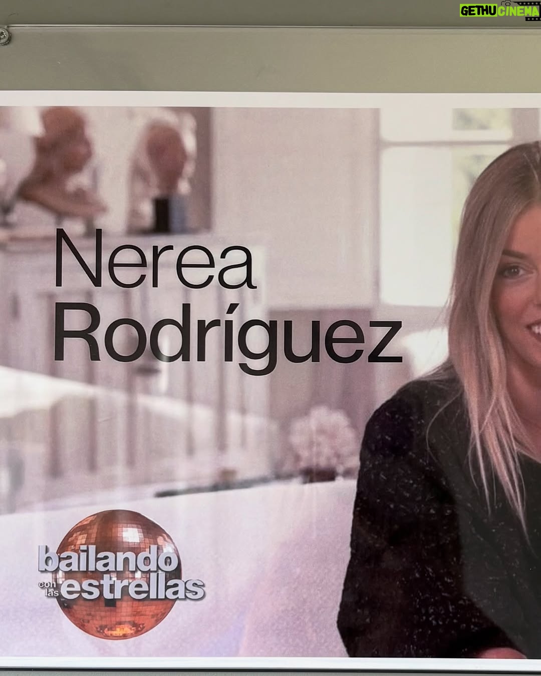 Nerea Rodríguez - 6.4K Likes - este sábado se estrena @bailandoest en @telecincoes y os quiero enseñar un poquito de lo que han sido estas semanas:
1. fotito con mi maestro (que es el mejor) y al que conoceréis por fin el sábado
2. look para grabar el primer encuentro con él <3
3. mi rutina para ganar flexibilidad
4. el día de promo del programa
5. cuando nos autoanimamos antes de cada pase de la canción (ensayo 3 horas al día nonstop no puedo maaaaas)
6. lo que me gusta un brillibrilli
7. el cartelito de mi camerino 

por cierto, muchos me preguntáis cómo se vota: es GRATIS y por la app MEDIASET INFINITY espero hacerlo muy bien este sábado, que nerviooooos!