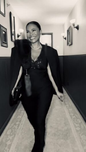 Nia Long Instagram - New York nights 😘  glow @esteelauder dress @chloe  jacket @therow diamonds @anitakojewelry 😘
