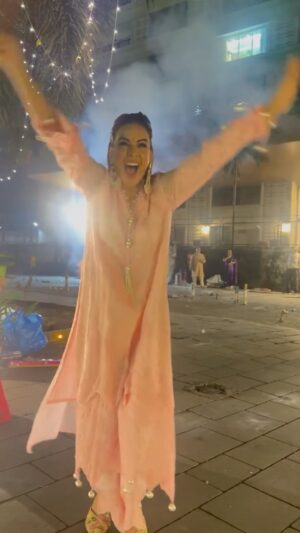 Nia Sharma Instagram - Ghar ki Diwali🪔🥰🥰🥰🥰
@ratimapannewal thank you for the gorgeous suit:)