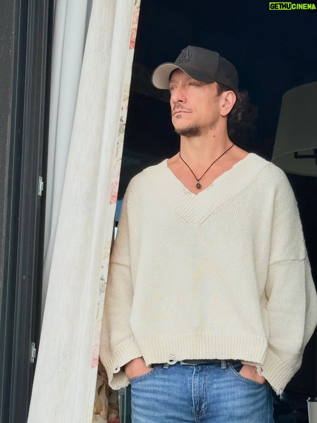 Nicolás Vázquez - 157.7K Likes - Días de conexión real, de amor compartido, brindis sinceros, charlas, risas, entre playa y naturaleza, mates al sol, comida rica y momentos simples que se vuelven eternos. Todo lo que hace bien. Gracias @haras.hoteldecampo por tanto amor. 
Me sentí como en casa. Ahora a volver al ring. 
Esto también es #Rocky ❤️♾️