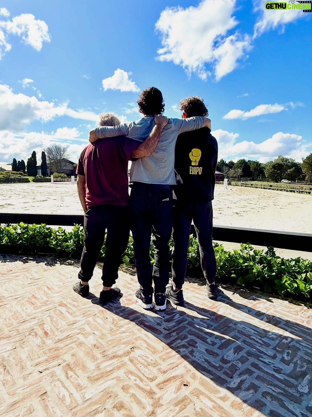 Nicolás Vázquez - 157.7K Likes - Días de conexión real, de amor compartido, brindis sinceros, charlas, risas, entre playa y naturaleza, mates al sol, comida rica y momentos simples que se vuelven eternos. Todo lo que hace bien. Gracias @haras.hoteldecampo por tanto amor. 
Me sentí como en casa. Ahora a volver al ring. 
Esto también es #Rocky ❤️♾️