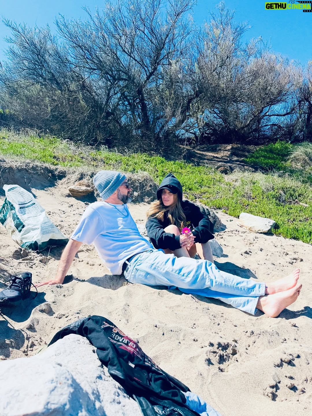 Nicolás Vázquez - 157.7K Likes - Días de conexión real, de amor compartido, brindis sinceros, charlas, risas, entre playa y naturaleza, mates al sol, comida rica y momentos simples que se vuelven eternos. Todo lo que hace bien. Gracias @haras.hoteldecampo por tanto amor. 
Me sentí como en casa. Ahora a volver al ring. 
Esto también es #Rocky ❤️♾️