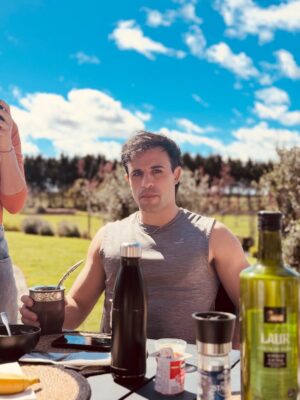 Nicolás Vázquez Instagram - Días de conexión real, de amor compartido, brindis sinceros, charlas, risas, entre playa y naturaleza, mates al sol, comida rica y momentos simples que se vuelven eternos. Todo lo que hace bien. Gracias @haras.hoteldecampo por tanto amor. 
Me sentí como en casa. Ahora a volver al ring. 
Esto también es #Rocky ❤️♾️