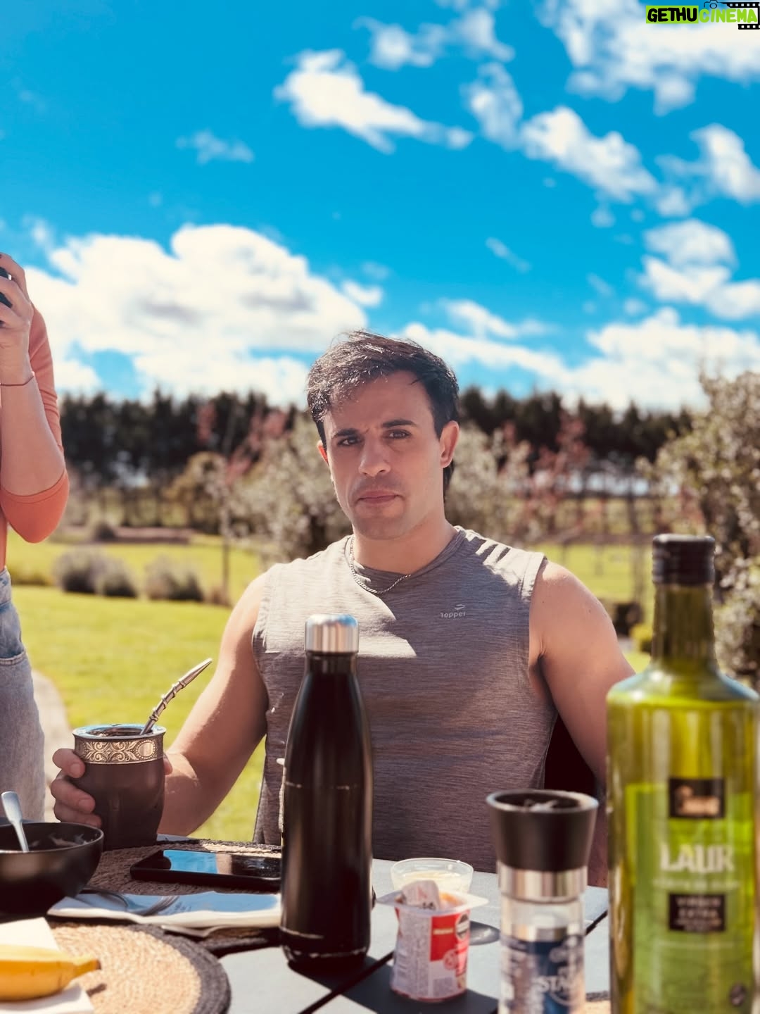 Nicolás Vázquez - 157.7K Likes - Días de conexión real, de amor compartido, brindis sinceros, charlas, risas, entre playa y naturaleza, mates al sol, comida rica y momentos simples que se vuelven eternos. Todo lo que hace bien. Gracias @haras.hoteldecampo por tanto amor. 
Me sentí como en casa. Ahora a volver al ring. 
Esto también es #Rocky ❤️♾️