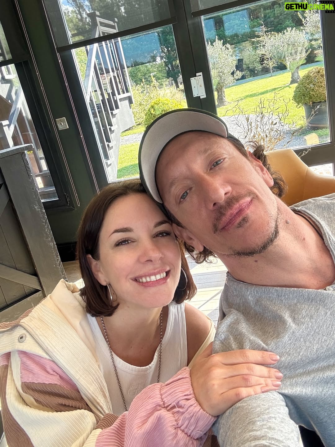 Nicolás Vázquez - 157.7K Likes - Días de conexión real, de amor compartido, brindis sinceros, charlas, risas, entre playa y naturaleza, mates al sol, comida rica y momentos simples que se vuelven eternos. Todo lo que hace bien. Gracias @haras.hoteldecampo por tanto amor. 
Me sentí como en casa. Ahora a volver al ring. 
Esto también es #Rocky ❤️♾️