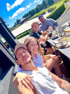 Nicolás Vázquez Instagram - Días de conexión real, de amor compartido, brindis sinceros, charlas, risas, entre playa y naturaleza, mates al sol, comida rica y momentos simples que se vuelven eternos. Todo lo que hace bien. Gracias @haras.hoteldecampo por tanto amor. 
Me sentí como en casa. Ahora a volver al ring. 
Esto también es #Rocky ❤️♾️