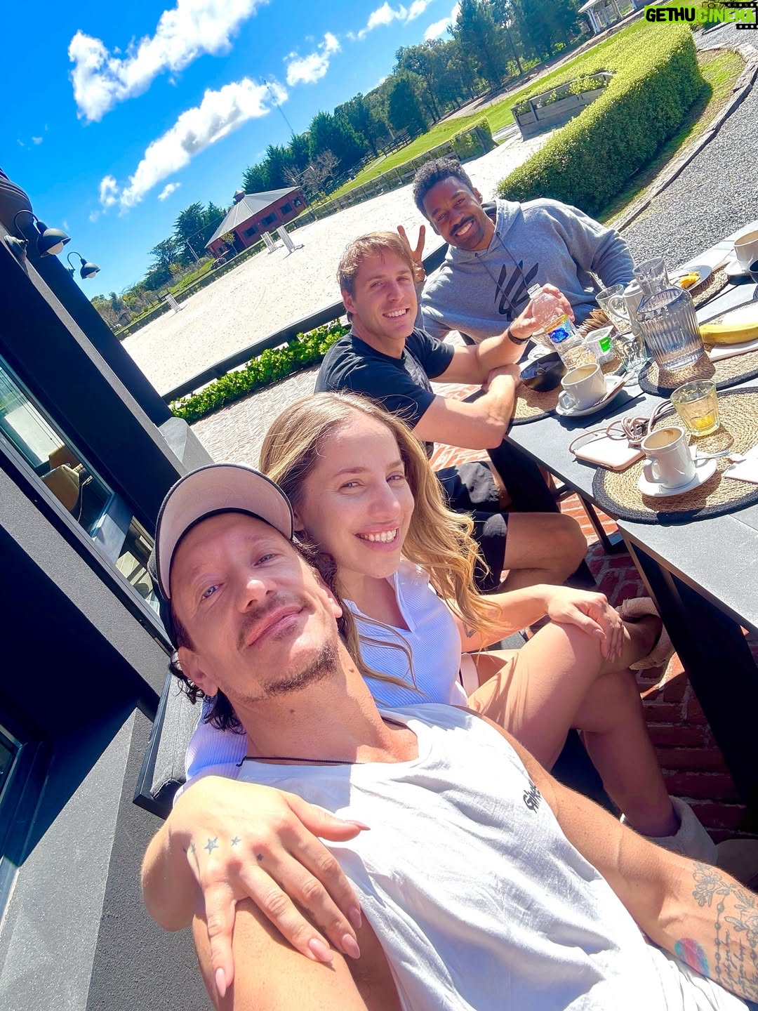 Nicolás Vázquez - 157.7K Likes - Días de conexión real, de amor compartido, brindis sinceros, charlas, risas, entre playa y naturaleza, mates al sol, comida rica y momentos simples que se vuelven eternos. Todo lo que hace bien. Gracias @haras.hoteldecampo por tanto amor. 
Me sentí como en casa. Ahora a volver al ring. 
Esto también es #Rocky ❤️♾️