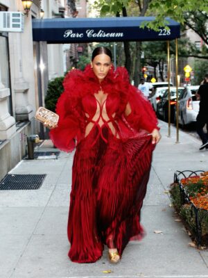 Nicole Ari Parker Instagram - Glorious Night at the Ballet 🩰 @IrisVanHerpen for the @NYCBallet Fall Fashion Gala 2025 ❤️‍🔥

When the car takes forever…hail a 🚕 

Dress: @irisvanherpen 
Bag: @velmasaccessories 🇬🇭 
Shoes: @gucci
Hair: @naivashaintl 
Makeup: @vincentoquendo