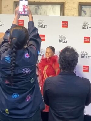 Nicole Ari Parker Instagram - Glorious Night at the Ballet 🩰 @IrisVanHerpen for the @NYCBallet Fall Fashion Gala 2025 ❤️🔥
When the car takes forever…hail a 🚕
Dress: @irisvanherpen
Bag: @velmasaccessories 🇬🇭
Shoes: @gucci
Hair: @naivashaintl
Makeup: @vincentoquendo