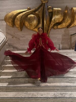 Nicole Ari Parker Instagram - Glorious Night at the Ballet 🩰 @IrisVanHerpen for the @NYCBallet Fall Fashion Gala 2025 ❤️‍🔥

When the car takes forever…hail a 🚕 

Dress: @irisvanherpen 
Bag: @velmasaccessories 🇬🇭 
Shoes: @gucci
Hair: @naivashaintl 
Makeup: @vincentoquendo