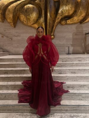 Nicole Ari Parker Instagram - Glorious Night at the Ballet 🩰 @IrisVanHerpen for the @NYCBallet Fall Fashion Gala 2025 ❤️‍🔥

When the car takes forever…hail a 🚕 

Dress: @irisvanherpen 
Bag: @velmasaccessories 🇬🇭 
Shoes: @gucci
Hair: @naivashaintl 
Makeup: @vincentoquendo