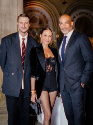 Nicole Ari Parker Instagram - Merci, @boucheron, for the high jewelry sparkle in Central Park. ✨

Hair: @naivashaintl 
Makeup: @theeislandboi 
Styling: @koncaaykan 
Bangles, earrings,   rings: @boucheron 
Blazer, top,   shoes: @dolcegabbana
Shorts: @thefrankieshop 
Bag: @aquazzura

@anotherlevelnyc 
@earnestwilliams1