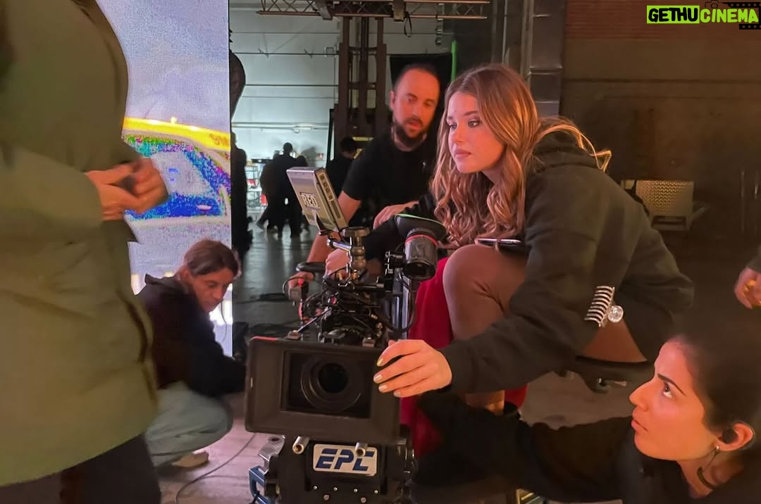 Nicole Wallace - 3.2 Million Likes - Culpa Nuestra is OUT NOW !!! Y con ella el final de este viaje. Tengo tantisimas cosas que me gustaría decir, pero todo en su momento adecuado.
Para empezar quiero agradecer profundamente al equipo que ha estado ahí desde el primer día. A quienes me han abrazado, cuidado y acompañado en cada paso,gracias por ser la razón por la que valía la pena ir a trabajar, incluso en los días más difíciles.
A mi familia y mis amigos : gracias por sostenerme cuando no me quedaban fuerzas, por esperarme, por protegerme. no se que haría sin vosotros

Al cast por compartir el orgullo de hacer esta saga conmigo.
A Mercedes por confiar. 

A los fans, por ser la razón por lo que lo haría de nuevo, os agradezco todo el amor y el apoyo, toda la ilusión y os agradezco sobre todo que hayáis entendido y querido tanto a Noah , se lo merece. 

Y por último! Gracias a esta experiencia, por haberme enseñado tanto. 
He aprendido sobre mis límites, mis valores, el tipo de ejemplo que quiero ser para jóvenes actrices,a entender lo importante que es rodearse de gente que te quiere cuidar, a mantenerse inspirada, he aprendido que esta industria puede ser oscura, pero también puede ser bella cuando hay verdad y respeto. 
Y aquí estamos!!!!! habiendo dado todo, incluso cuando no era fácil, orgullosa se queda corto. 
Espero con el tiempo cuando llegue a procesarlo todo poder recordar esto con asombro y amor, y confiando que todo con el tiempo siempre encuentra su lugar.
Me quedo con lo bueno, con lo aprendido, con la claridad sobre mi profesionalidad y el trabajo realizado y sobretodo con todos vosotros en mi corazón. 
Culpable para toda mi vida 🪢
Como Noah nos despedimos con gratitud, con cicatrices, y con mucha luz en la oscuridad . ✨♥️