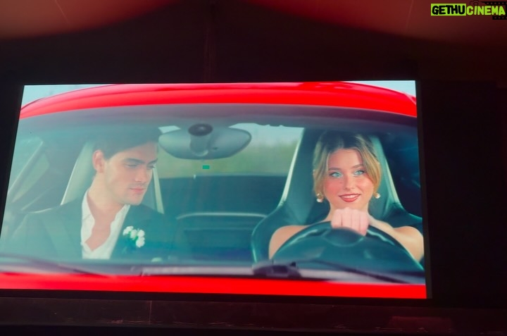 Nicole Wallace - 3.2 Million Likes - Culpa Nuestra is OUT NOW !!! Y con ella el final de este viaje. Tengo tantisimas cosas que me gustaría decir, pero todo en su momento adecuado.
Para empezar quiero agradecer profundamente al equipo que ha estado ahí desde el primer día. A quienes me han abrazado, cuidado y acompañado en cada paso,gracias por ser la razón por la que valía la pena ir a trabajar, incluso en los días más difíciles.
A mi familia y mis amigos : gracias por sostenerme cuando no me quedaban fuerzas, por esperarme, por protegerme. no se que haría sin vosotros

Al cast por compartir el orgullo de hacer esta saga conmigo.
A Mercedes por confiar. 

A los fans, por ser la razón por lo que lo haría de nuevo, os agradezco todo el amor y el apoyo, toda la ilusión y os agradezco sobre todo que hayáis entendido y querido tanto a Noah , se lo merece. 

Y por último! Gracias a esta experiencia, por haberme enseñado tanto. 
He aprendido sobre mis límites, mis valores, el tipo de ejemplo que quiero ser para jóvenes actrices,a entender lo importante que es rodearse de gente que te quiere cuidar, a mantenerse inspirada, he aprendido que esta industria puede ser oscura, pero también puede ser bella cuando hay verdad y respeto. 
Y aquí estamos!!!!! habiendo dado todo, incluso cuando no era fácil, orgullosa se queda corto. 
Espero con el tiempo cuando llegue a procesarlo todo poder recordar esto con asombro y amor, y confiando que todo con el tiempo siempre encuentra su lugar.
Me quedo con lo bueno, con lo aprendido, con la claridad sobre mi profesionalidad y el trabajo realizado y sobretodo con todos vosotros en mi corazón. 
Culpable para toda mi vida 🪢
Como Noah nos despedimos con gratitud, con cicatrices, y con mucha luz en la oscuridad . ✨♥️