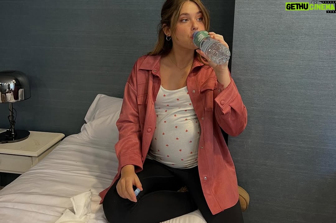 Nicole Wallace - 3.2 Million Likes - Culpa Nuestra is OUT NOW !!! Y con ella el final de este viaje. Tengo tantisimas cosas que me gustaría decir, pero todo en su momento adecuado.
Para empezar quiero agradecer profundamente al equipo que ha estado ahí desde el primer día. A quienes me han abrazado, cuidado y acompañado en cada paso,gracias por ser la razón por la que valía la pena ir a trabajar, incluso en los días más difíciles.
A mi familia y mis amigos : gracias por sostenerme cuando no me quedaban fuerzas, por esperarme, por protegerme. no se que haría sin vosotros

Al cast por compartir el orgullo de hacer esta saga conmigo.
A Mercedes por confiar. 

A los fans, por ser la razón por lo que lo haría de nuevo, os agradezco todo el amor y el apoyo, toda la ilusión y os agradezco sobre todo que hayáis entendido y querido tanto a Noah , se lo merece. 

Y por último! Gracias a esta experiencia, por haberme enseñado tanto. 
He aprendido sobre mis límites, mis valores, el tipo de ejemplo que quiero ser para jóvenes actrices,a entender lo importante que es rodearse de gente que te quiere cuidar, a mantenerse inspirada, he aprendido que esta industria puede ser oscura, pero también puede ser bella cuando hay verdad y respeto. 
Y aquí estamos!!!!! habiendo dado todo, incluso cuando no era fácil, orgullosa se queda corto. 
Espero con el tiempo cuando llegue a procesarlo todo poder recordar esto con asombro y amor, y confiando que todo con el tiempo siempre encuentra su lugar.
Me quedo con lo bueno, con lo aprendido, con la claridad sobre mi profesionalidad y el trabajo realizado y sobretodo con todos vosotros en mi corazón. 
Culpable para toda mi vida 🪢
Como Noah nos despedimos con gratitud, con cicatrices, y con mucha luz en la oscuridad . ✨♥️