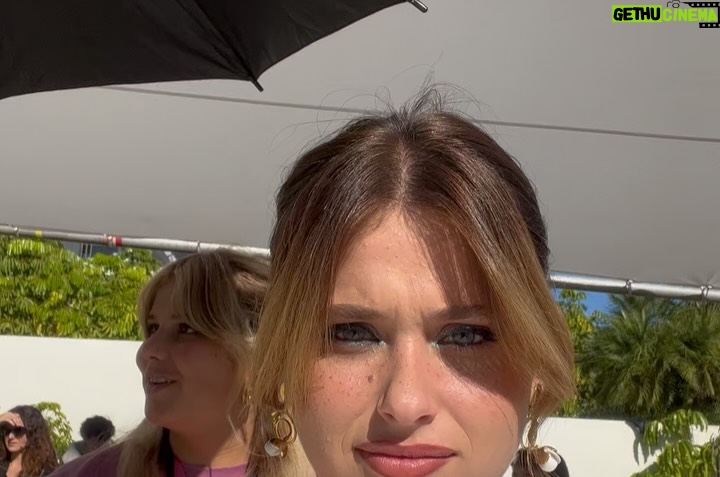 Nicole Wallace - 3.2 Million Likes - Culpa Nuestra is OUT NOW !!! Y con ella el final de este viaje. Tengo tantisimas cosas que me gustaría decir, pero todo en su momento adecuado.
Para empezar quiero agradecer profundamente al equipo que ha estado ahí desde el primer día. A quienes me han abrazado, cuidado y acompañado en cada paso,gracias por ser la razón por la que valía la pena ir a trabajar, incluso en los días más difíciles.
A mi familia y mis amigos : gracias por sostenerme cuando no me quedaban fuerzas, por esperarme, por protegerme. no se que haría sin vosotros

Al cast por compartir el orgullo de hacer esta saga conmigo.
A Mercedes por confiar. 

A los fans, por ser la razón por lo que lo haría de nuevo, os agradezco todo el amor y el apoyo, toda la ilusión y os agradezco sobre todo que hayáis entendido y querido tanto a Noah , se lo merece. 

Y por último! Gracias a esta experiencia, por haberme enseñado tanto. 
He aprendido sobre mis límites, mis valores, el tipo de ejemplo que quiero ser para jóvenes actrices,a entender lo importante que es rodearse de gente que te quiere cuidar, a mantenerse inspirada, he aprendido que esta industria puede ser oscura, pero también puede ser bella cuando hay verdad y respeto. 
Y aquí estamos!!!!! habiendo dado todo, incluso cuando no era fácil, orgullosa se queda corto. 
Espero con el tiempo cuando llegue a procesarlo todo poder recordar esto con asombro y amor, y confiando que todo con el tiempo siempre encuentra su lugar.
Me quedo con lo bueno, con lo aprendido, con la claridad sobre mi profesionalidad y el trabajo realizado y sobretodo con todos vosotros en mi corazón. 
Culpable para toda mi vida 🪢
Como Noah nos despedimos con gratitud, con cicatrices, y con mucha luz en la oscuridad . ✨♥️
