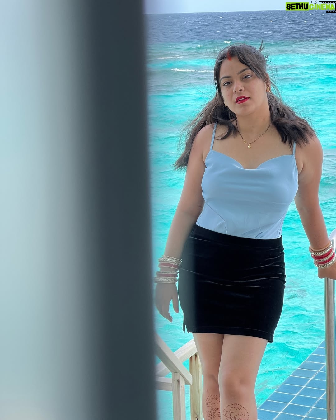 Nidhi Jha - 92.9K Likes - जिस दिन खुद को समझ लिया, उस दिन किसी और की ज़रूरत नहीं रहेगी🖤✌🏻