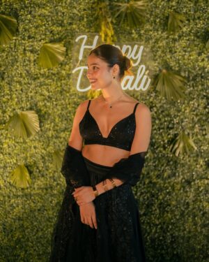 Nidhi Rajput Instagram - DIWALI PARTY 2.0 YES OR NO 👀🥂 ???
Last year’s Diwali party was a vibrant celebration of light, laughter, and togetherness. 
Can’t wait to create more unforgettable memories this year! 😆
👗🪡- @rubab_couture 
📸- @versatile.photography 

.
.
.
.
#diwalivibes #diwalioutfit #diwaliparty #traditionalwear #styleinspo #styleinspiration #fashionstyle #fashiongram #explore