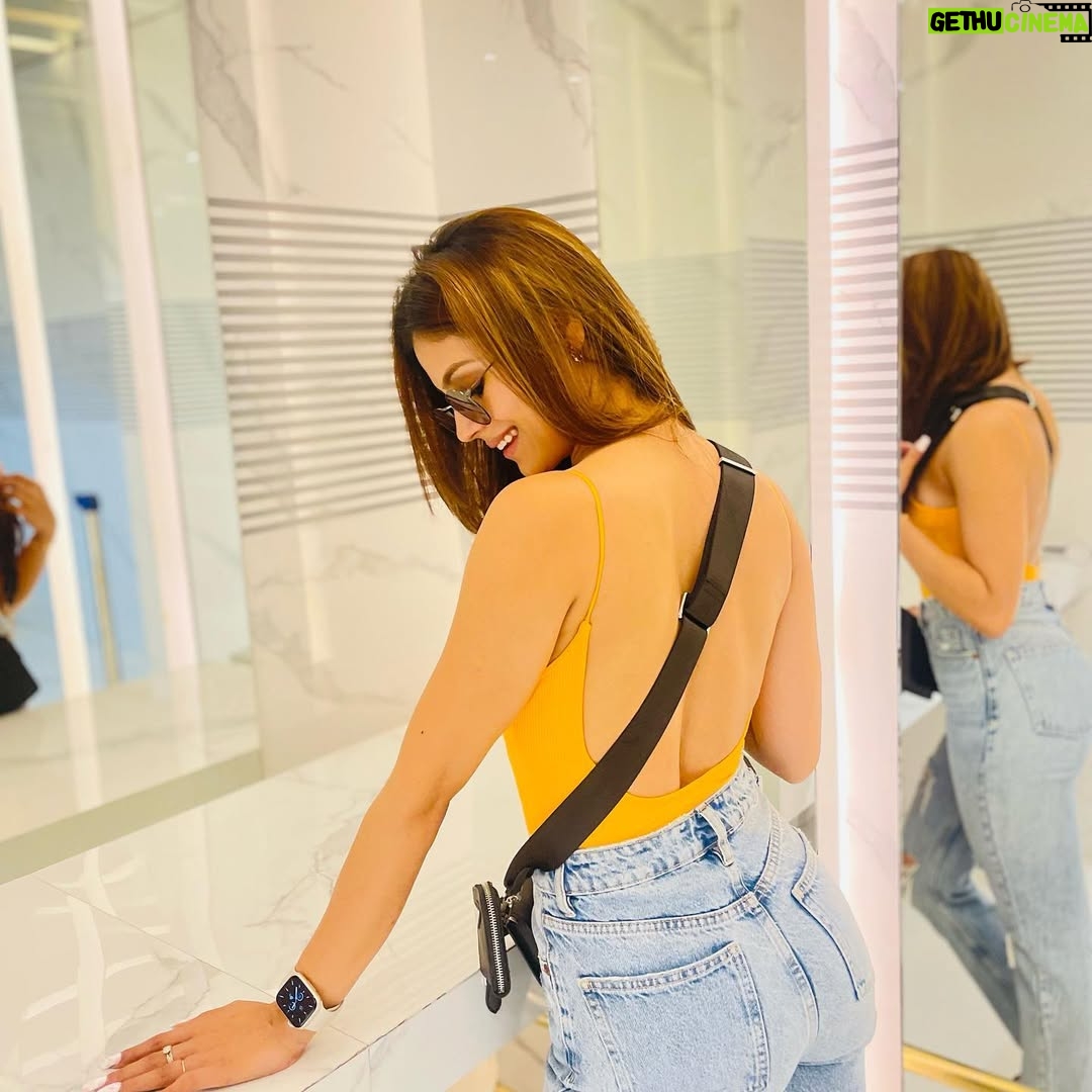 Nidhi Rajput - 5.2K Likes - Temperature rising 🥵🔥. 

Top - @hm 
Jeans - @zara 
Sunglasse - @hm 
#ootd #ootdfashion #styleblogger #styleinspo #stylegram #fashionblogger #fashionstyle #newpost #instagood
