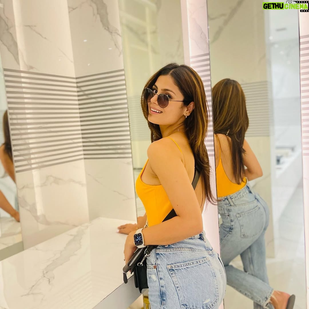 Nidhi Rajput - 5.2K Likes - Temperature rising 🥵🔥. 

Top - @hm 
Jeans - @zara 
Sunglasse - @hm 
#ootd #ootdfashion #styleblogger #styleinspo #stylegram #fashionblogger #fashionstyle #newpost #instagood
