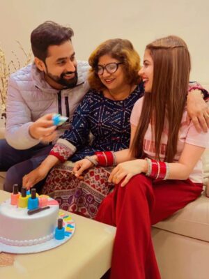 Niharika Malik Instagram - Meri puri duniya.. apko meri umar lag jaye momsi❣️🥹
Duniya mein sabse jyada apse pyar krti hun 🥹🧿
Happy birthday momsi🫶🏻
#motherdaughterlove #birthdaygirl #love #maa #explore