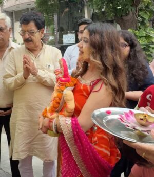 Niharika Malik Instagram - Golden days, because bappa is home ✨

🫂🥹✨🌹

#ganpati #ganpatibappamorya #bappa #festive #trending #explore #exploremore #instagood