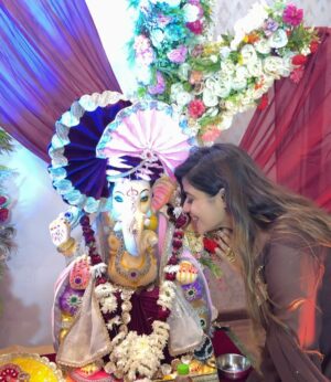 Niharika Malik Instagram - Golden days, because bappa is home ✨

🫂🥹✨🌹

#ganpati #ganpatibappamorya #bappa #festive #trending #explore #exploremore #instagood