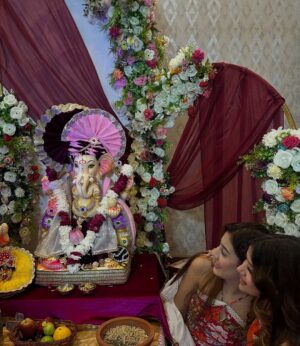 Niharika Malik Instagram - Golden days, because bappa is home ✨
🫂🥹✨🌹
#ganpati #ganpatibappamorya #bappa #festive #trending #explore #exploremore #instagood