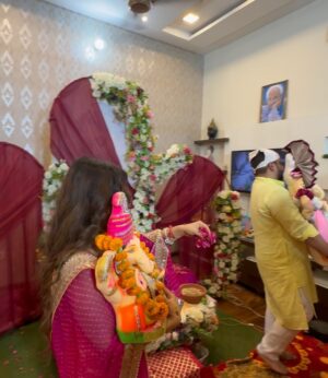 Niharika Malik Instagram - Golden days, because bappa is home ✨

🫂🥹✨🌹

#ganpati #ganpatibappamorya #bappa #festive #trending #explore #exploremore #instagood