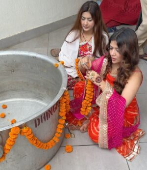 Niharika Malik Instagram - Golden days, because bappa is home ✨

🫂🥹✨🌹

#ganpati #ganpatibappamorya #bappa #festive #trending #explore #exploremore #instagood