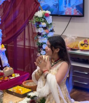 Niharika Malik Instagram - Golden days, because bappa is home ✨

🫂🥹✨🌹

#ganpati #ganpatibappamorya #bappa #festive #trending #explore #exploremore #instagood