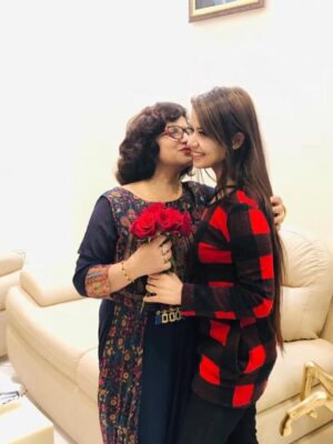 Niharika Malik Instagram - Meri puri duniya.. apko meri umar lag jaye momsi❣️🥹
Duniya mein sabse jyada apse pyar krti hun 🥹🧿
Happy birthday momsi🫶🏻
#motherdaughterlove #birthdaygirl #love #maa #explore