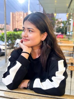 Niharika Mishra Instagram - 4th and 5th slide - Me serving face, background serving buffet 🙂↔️
Need a photoshop expert!!!