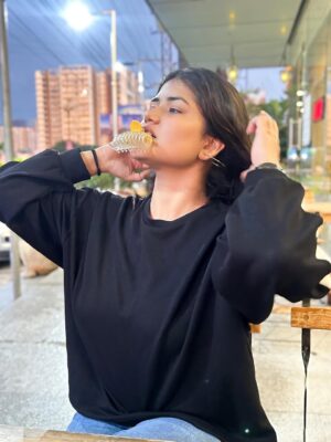 Niharika Mishra Instagram - 4th and 5th slide - Me serving face, background serving buffet 🙂↔️
Need a photoshop expert!!!