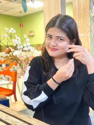 Niharika Mishra Instagram - 4th and 5th slide - Me serving face, background serving buffet 🙂↔️
Need a photoshop expert!!!